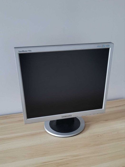 Monitory 17 cali Samsung i LG