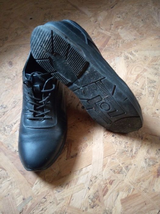 Шкіряні жіночі кросівки.