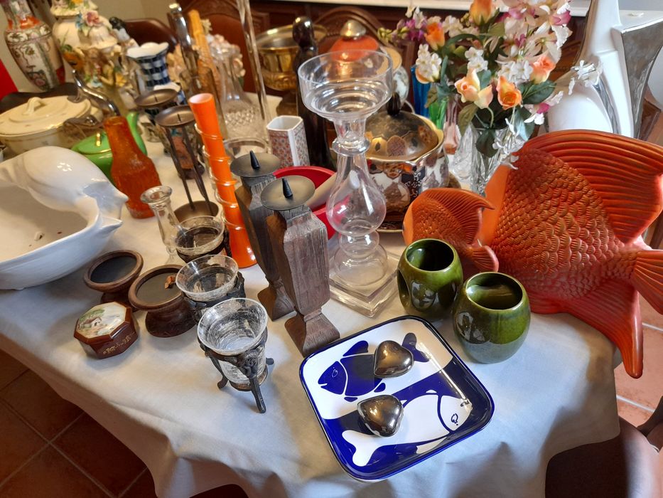 Vendo decoração variada, copos e pratos antigos