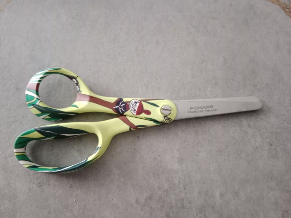 Nożyczki szkolne dziecięce Muminki Mała mi Fiskars dla leworęcznych