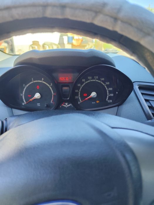 Ford Fiesta | 150.000 km | Rádio touchscreen | Bom estado
