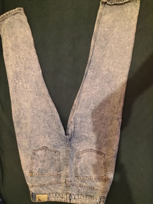 Sprzedam spodnie jeans firmy Bershka rozmiar 38
