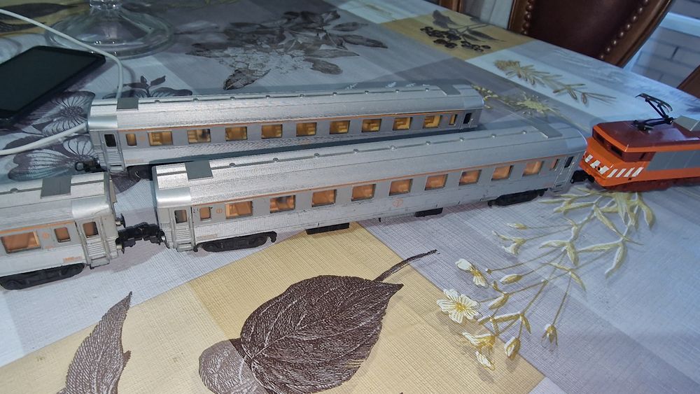 Locomotiva 2600 cp com luzes e carruagens sorefame