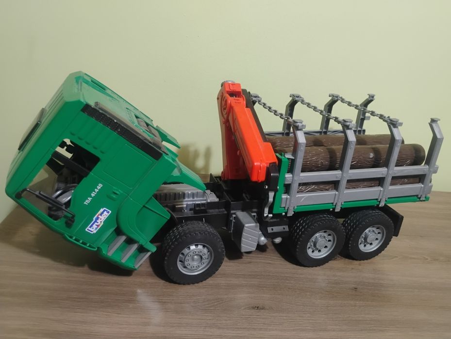 Bruder ciężarówka z drewnem