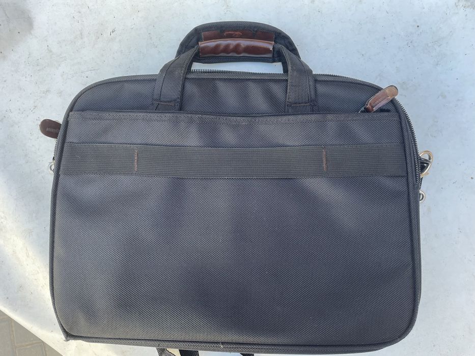 Vendo mala de tiracolo de portátil Over lords Dragon leathter