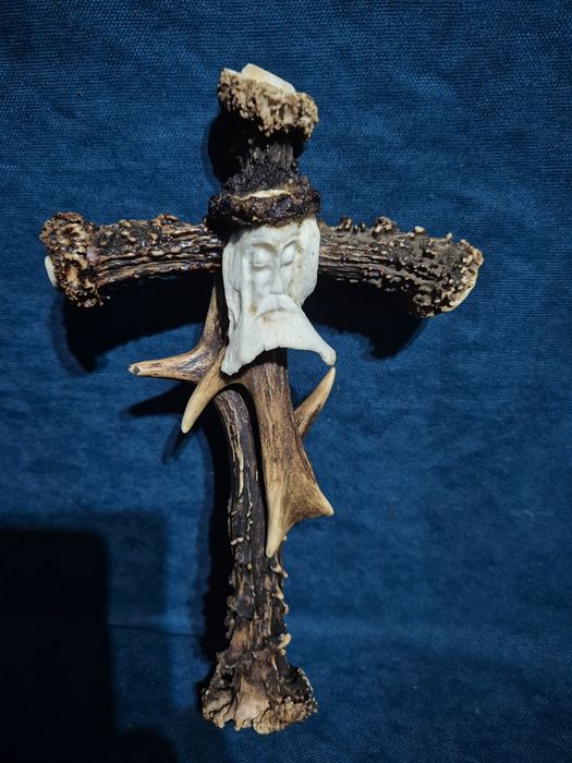 Krzyzyk krzyz dewacjonalia poroze jelonka rogi parostki jeleń