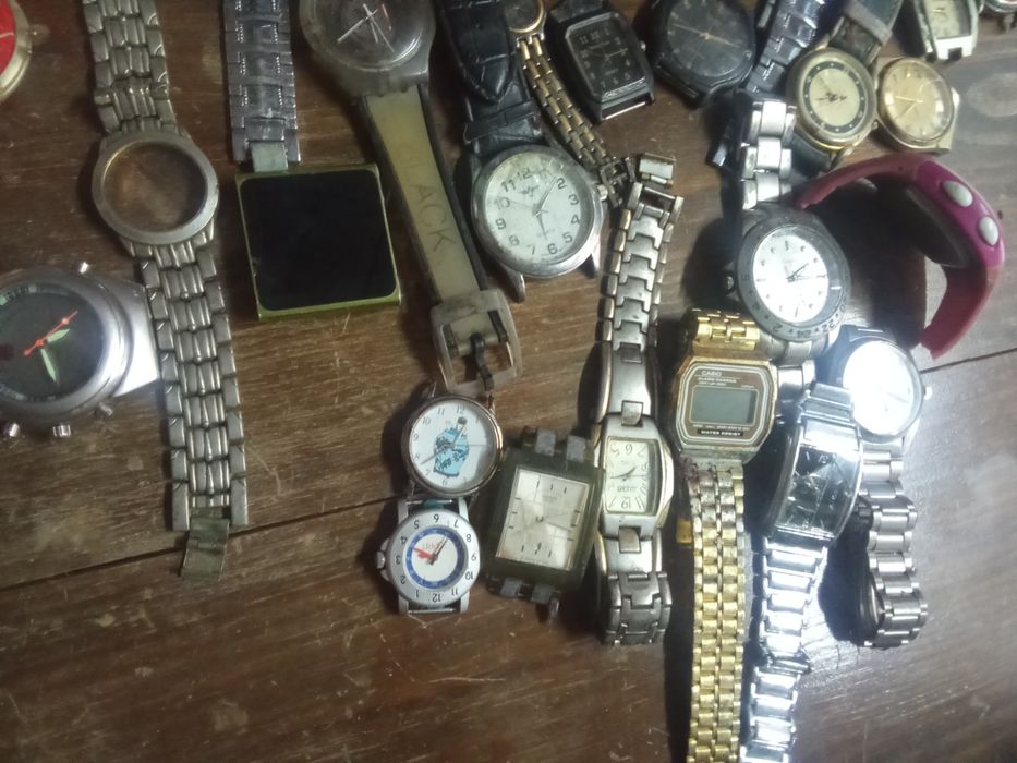28 relógios para peças ou restaurar.