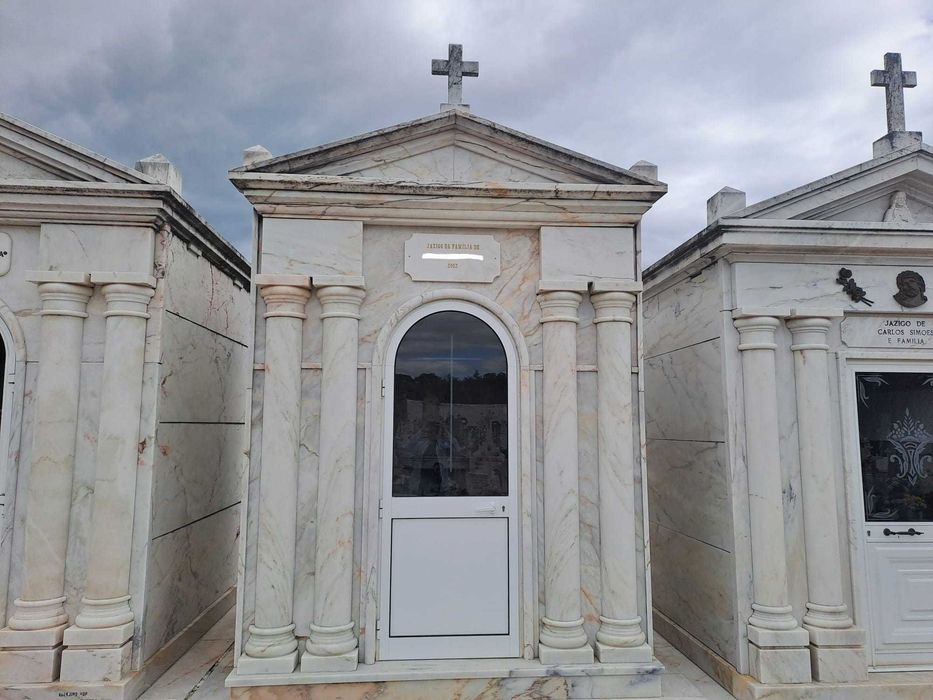 Vendo Jazigo 8 Caixões