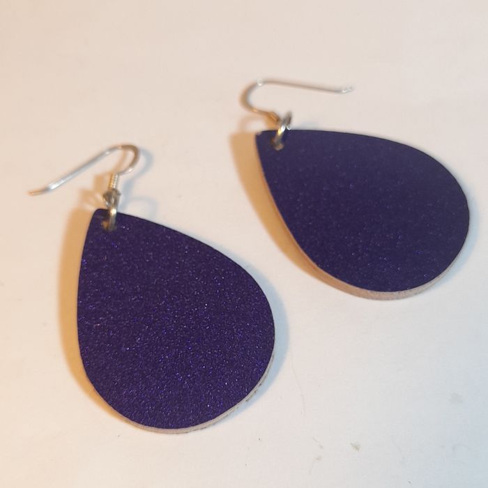 Brincos em Madeira em forma de gota de água.