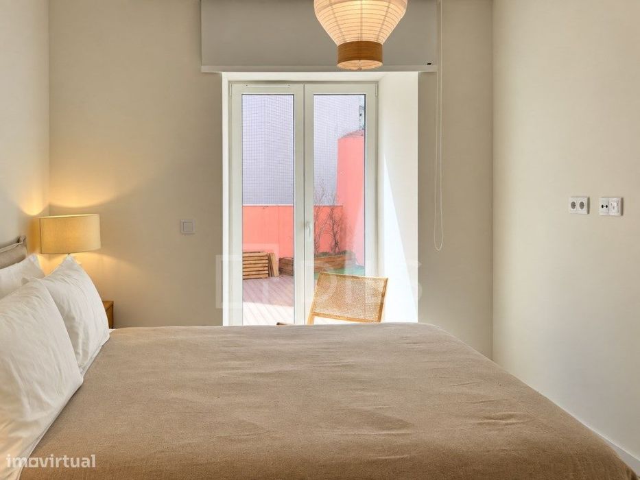 Apartamento T1, mobilado, com terraço e 1 lugar de estacionamento