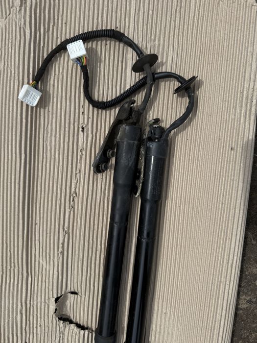 Електроамортизатор привід кришки багажника Nissan X-Trail T32 Rogue