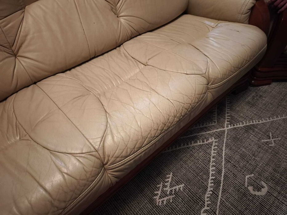 Conjunto sofá 3 lugares + 2 poltronas em pele e madeira maciça