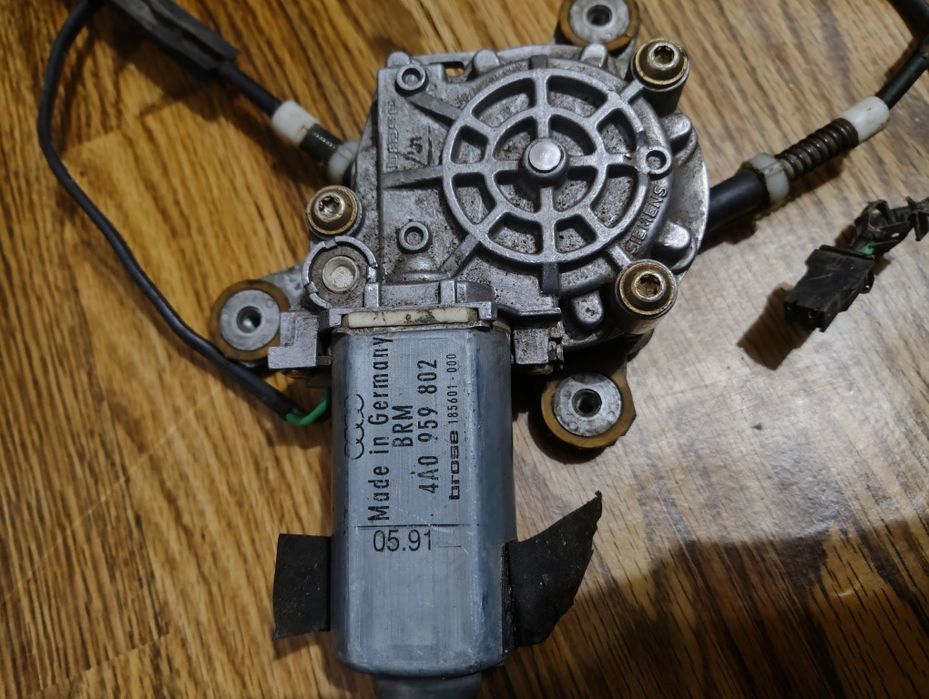 Моторчик склопідйомника правий передній ауді с4 а6 100