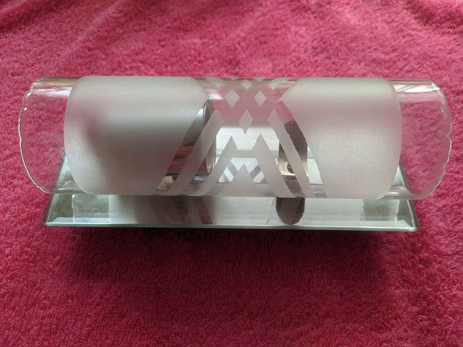 Невеликий світильник точковий на стіну