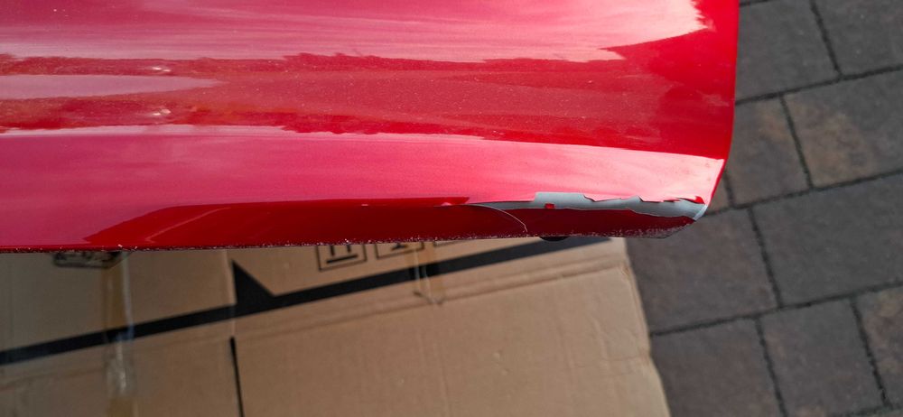 Pokrywa bagażnika Renault Kadjar uszkodzona.