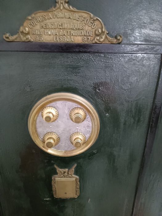 Cofre antigo com codigo