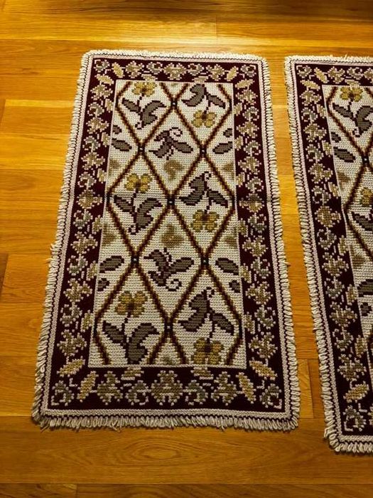 Conjunto 3 Tapetes de Arraiolos em Lã Feitos à Mão – Bordeaux
