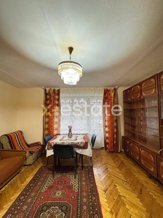 Продаж 4-кімнатної квартири в цегляній чешці в безпечному районі.