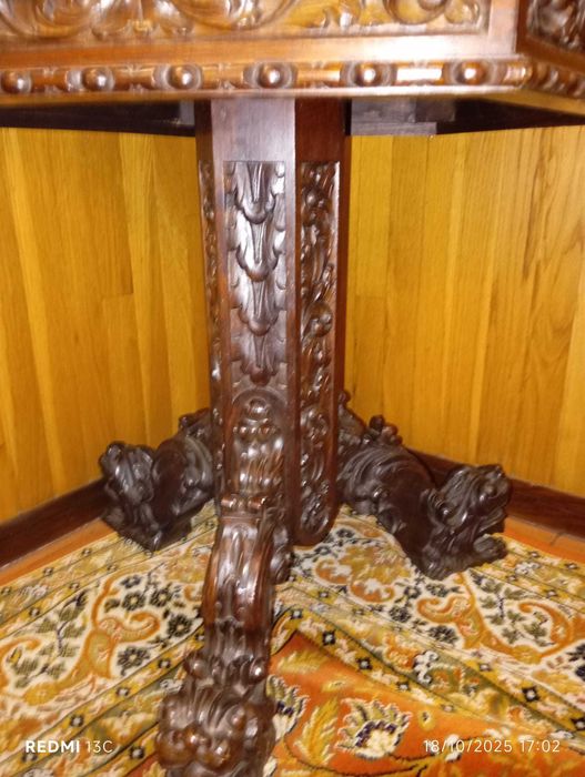 Mesa em madeira trabalhada