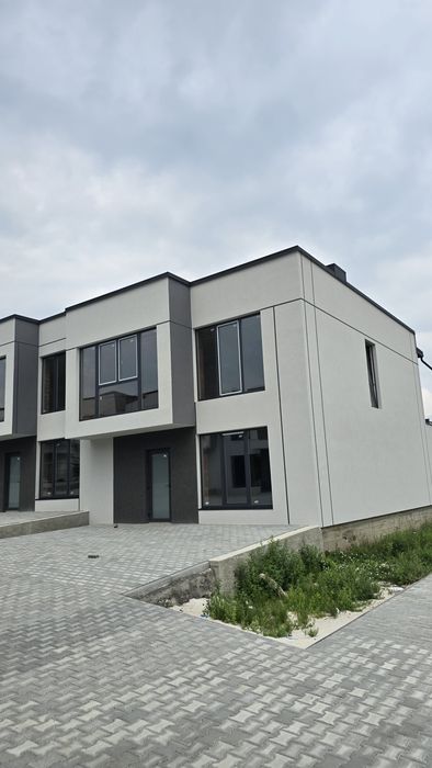 Продається крайній таунхаус 5 км від майдану.