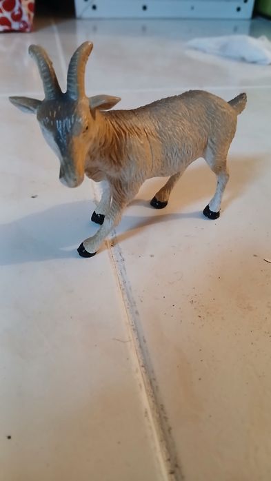 Brinquedos de Animais Dinausauros e um bode.