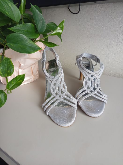 Śliczne srebrne sandały szpilki