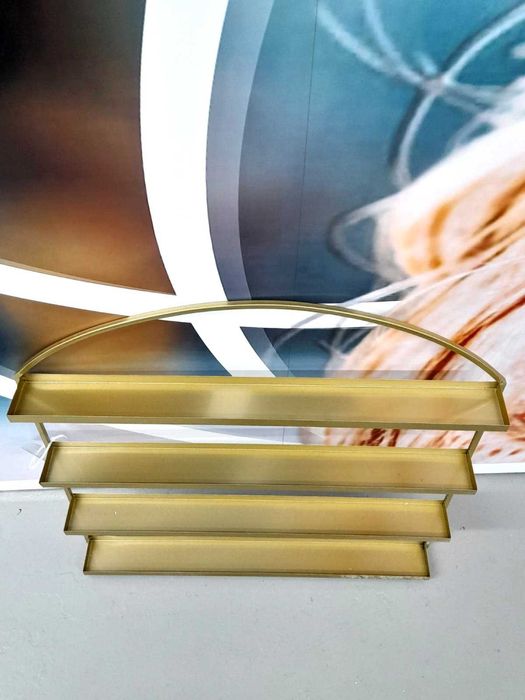 Estante Dourada de Beleza e Estética Nova