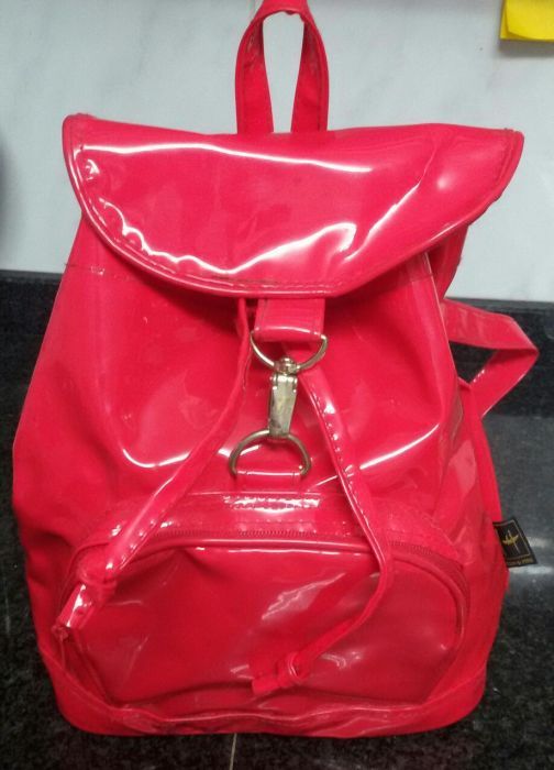 Vendo uma mochilas verniz . já com os invios incluídos