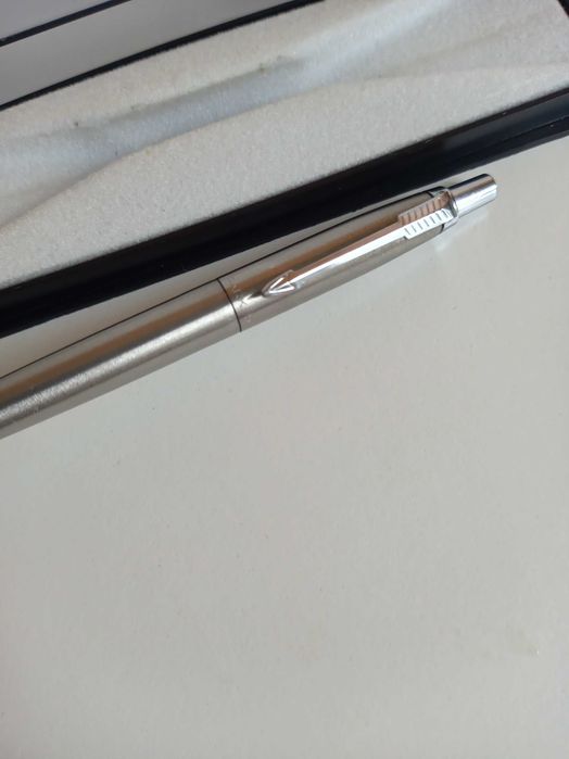 Długopis Parker w twardym pudełku. Zestaw prezentowy.