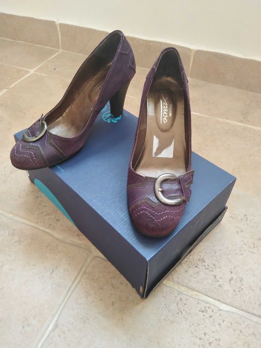 Sapatos de salto alto de senhora