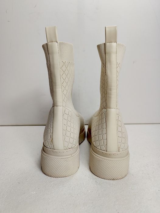 Modne kremowe skarpetkowe wsuwane botki na grubej podeszwie rozm 40 41
