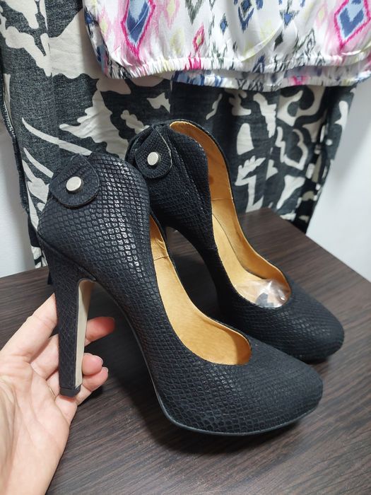 Czarne, skórzane, efektowne szpilki