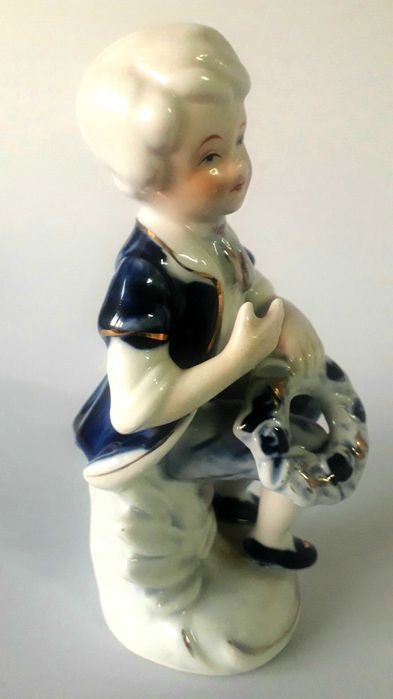 Estatueta em Porcelana Jovem Camponês