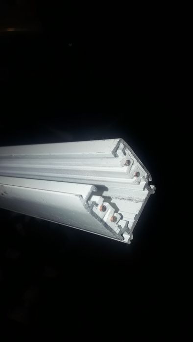 Трекові 3х фазні накладні світільніки.