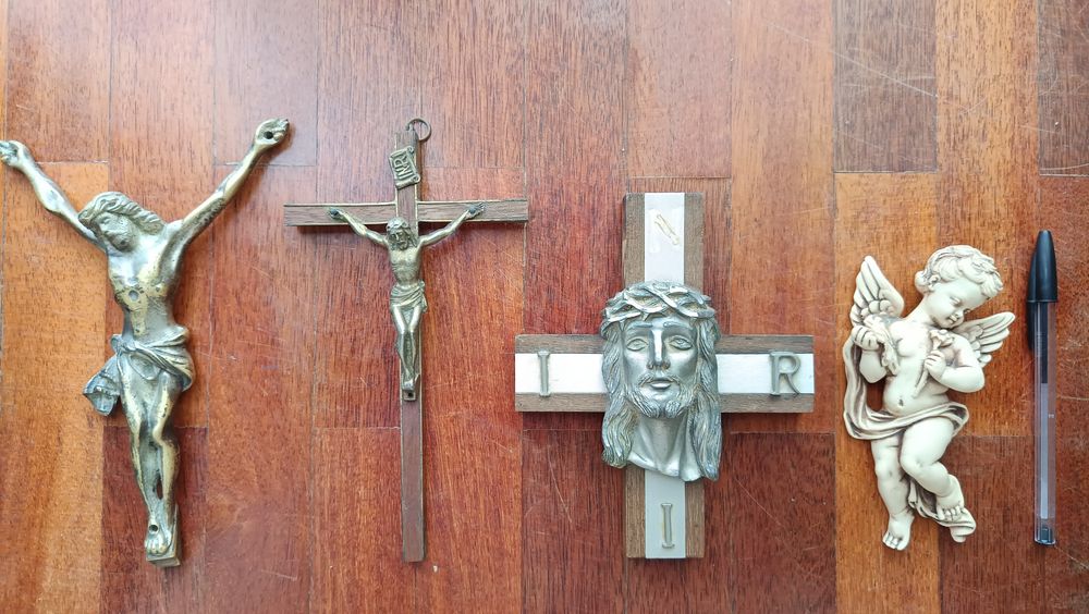 Crucifixos e anjinho
