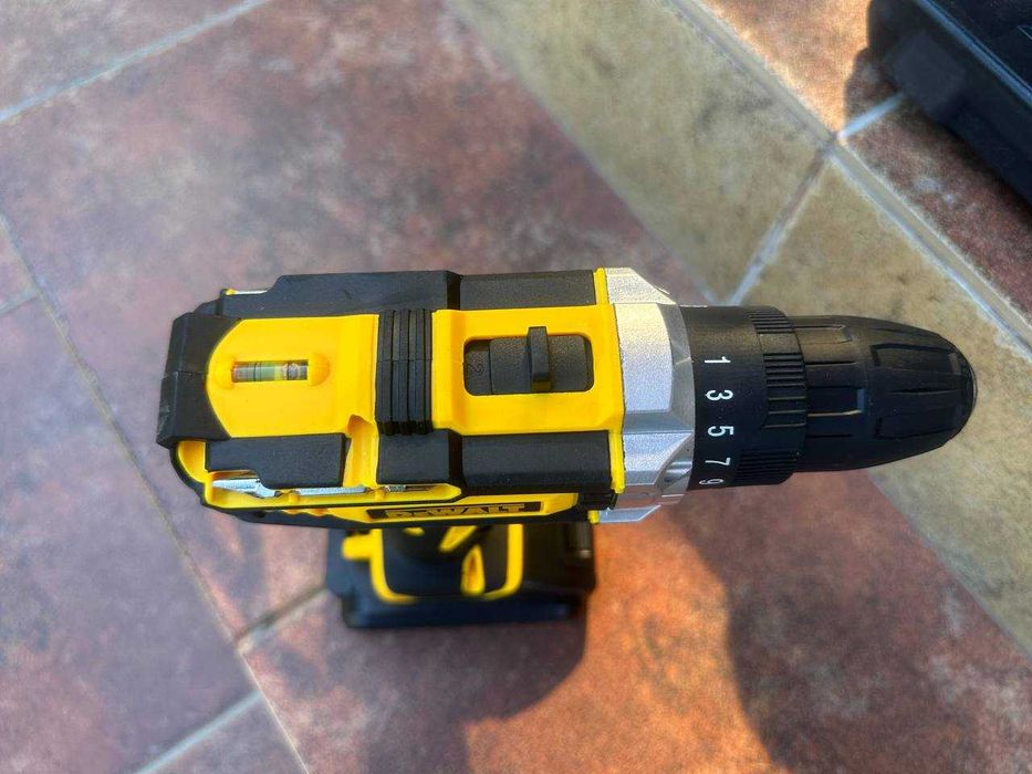 Акумуляторний шуруповерт Dewalt з DFR патроном та набором. Шурупокрут