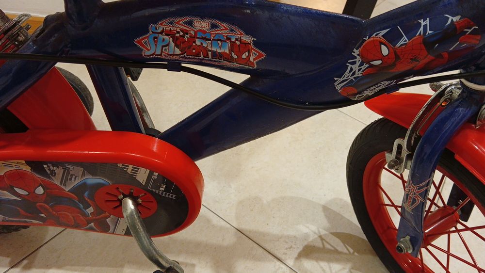 Bicicleta rodas homem aranha