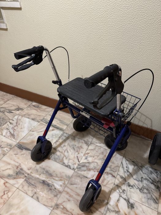 Andarilho c/travões e assento dobravél
