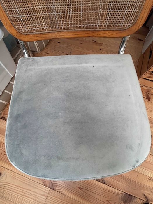 Cadeira vintage, encosto em cana, assento em veludo azul-cinza