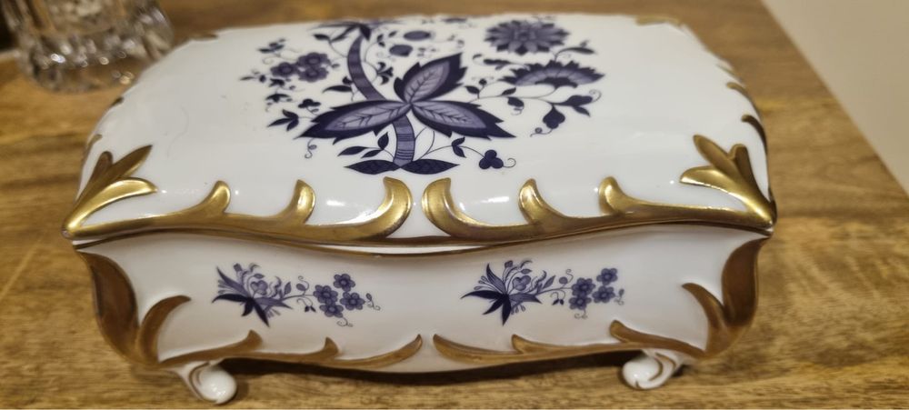 Caixa guarda jóias porcela Artibu, marcada na base