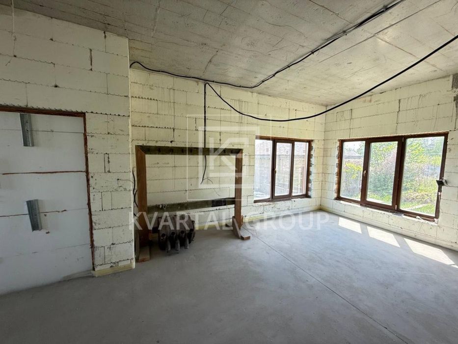Продаж будинку 180 м² на 11 сотках з гаражем, підвалом 105 м² та укриттям в Блиставиці.