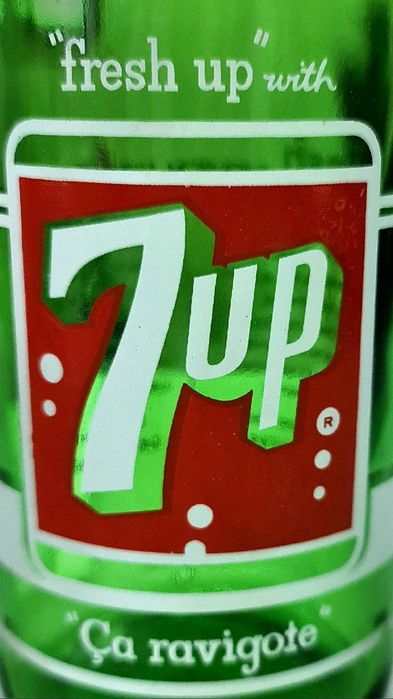 Garrafa 7 up  28 onças, francesa, origem entre 1939 e 1969.