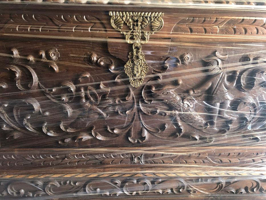 Arca/baú em madeira trabalhada