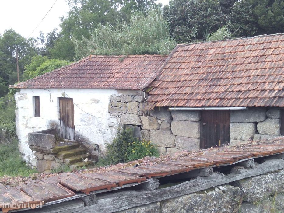 Moradias em ruína em Abragão