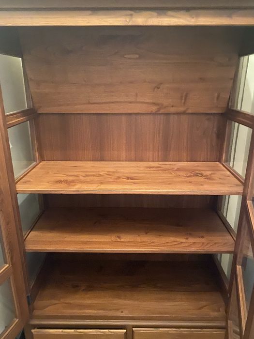 Vendo vitrine em madeira . Altura: 150cm ; comprimento 100 cm e largura 44 cm