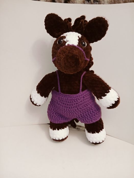 Лошадка вязанная из плюша.