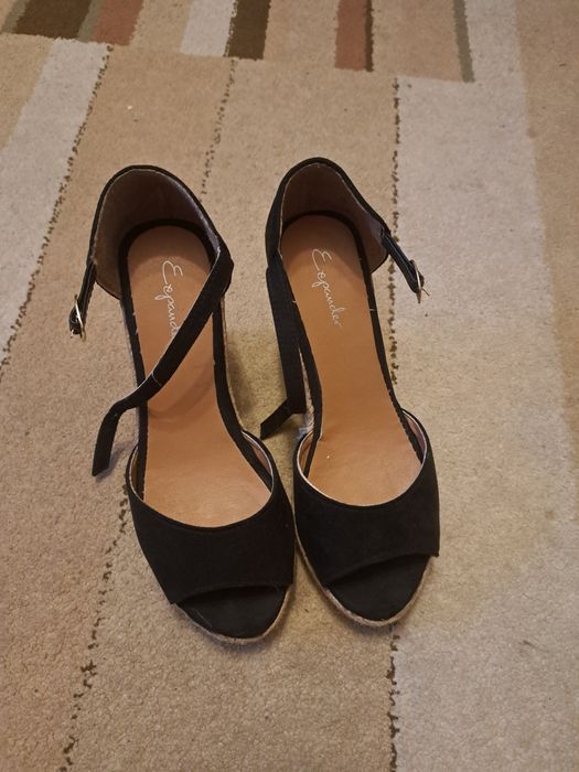 Espadryle na koturnie.