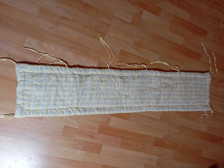 Proteção para berço de bebé