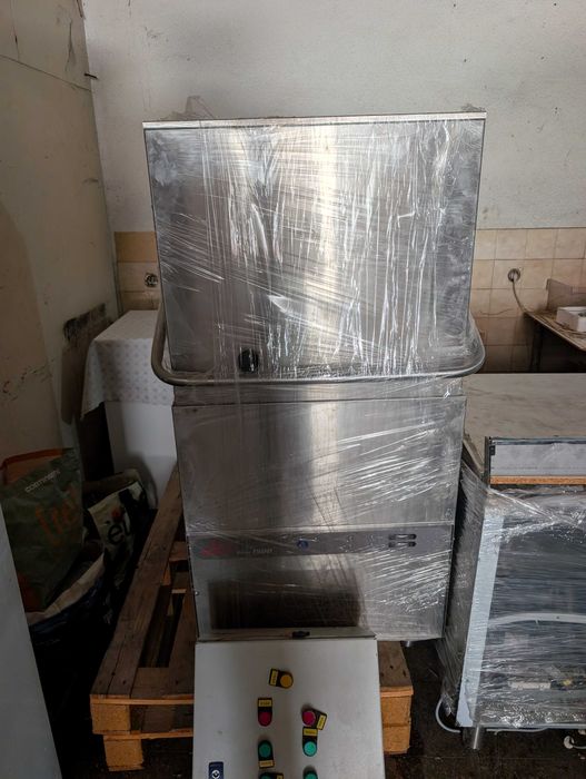 Máquina de lavar loiça de cúpula. Equipamento profissional para restauração