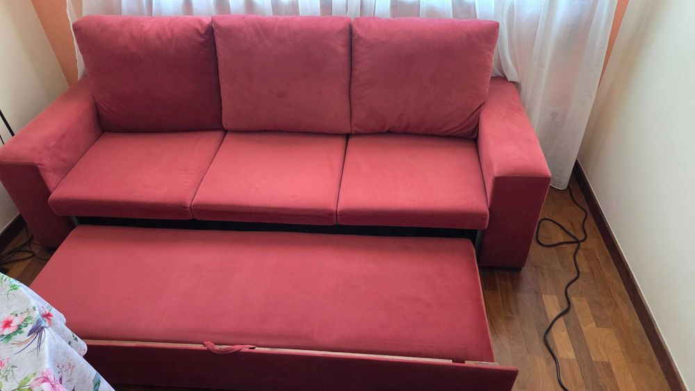 Sofá-cama em veludo vermelho - 3 lugares - Muito bom estado (Porto/Matosinhos)